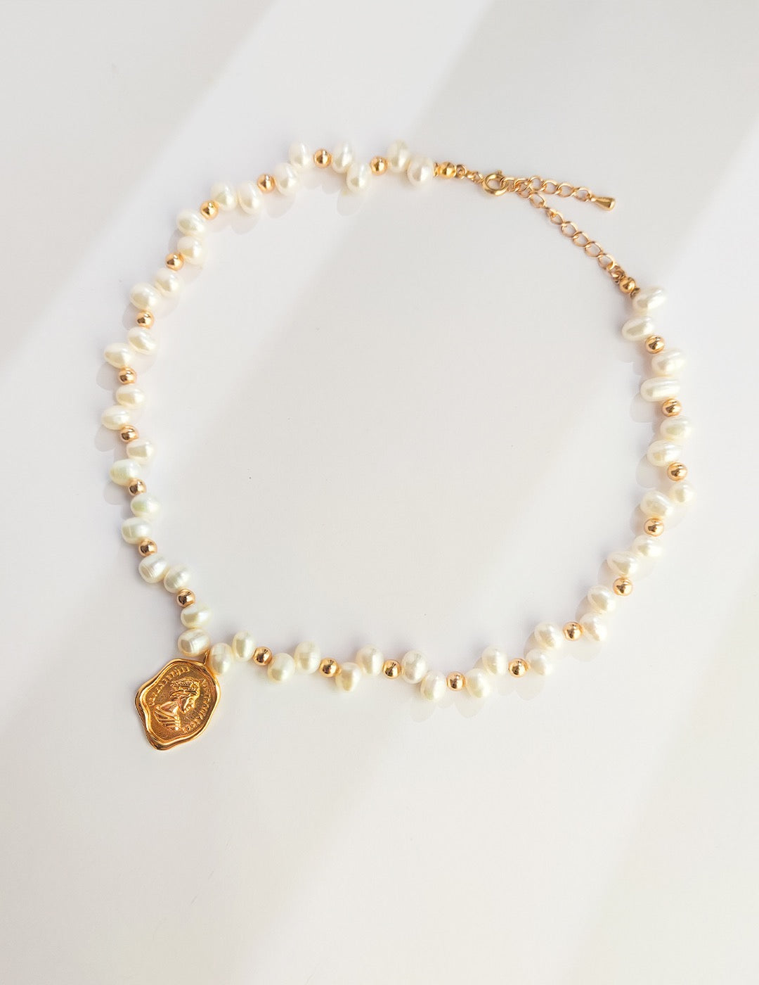 QUEEN | QUEEN'S CREST PEARL NECKLACE