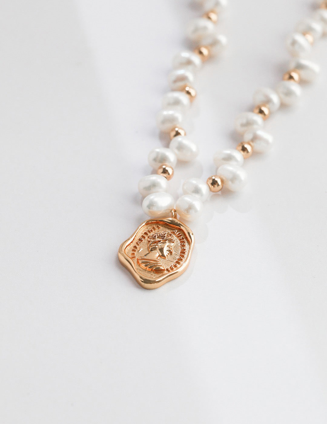 QUEEN | QUEEN'S CREST PEARL NECKLACE