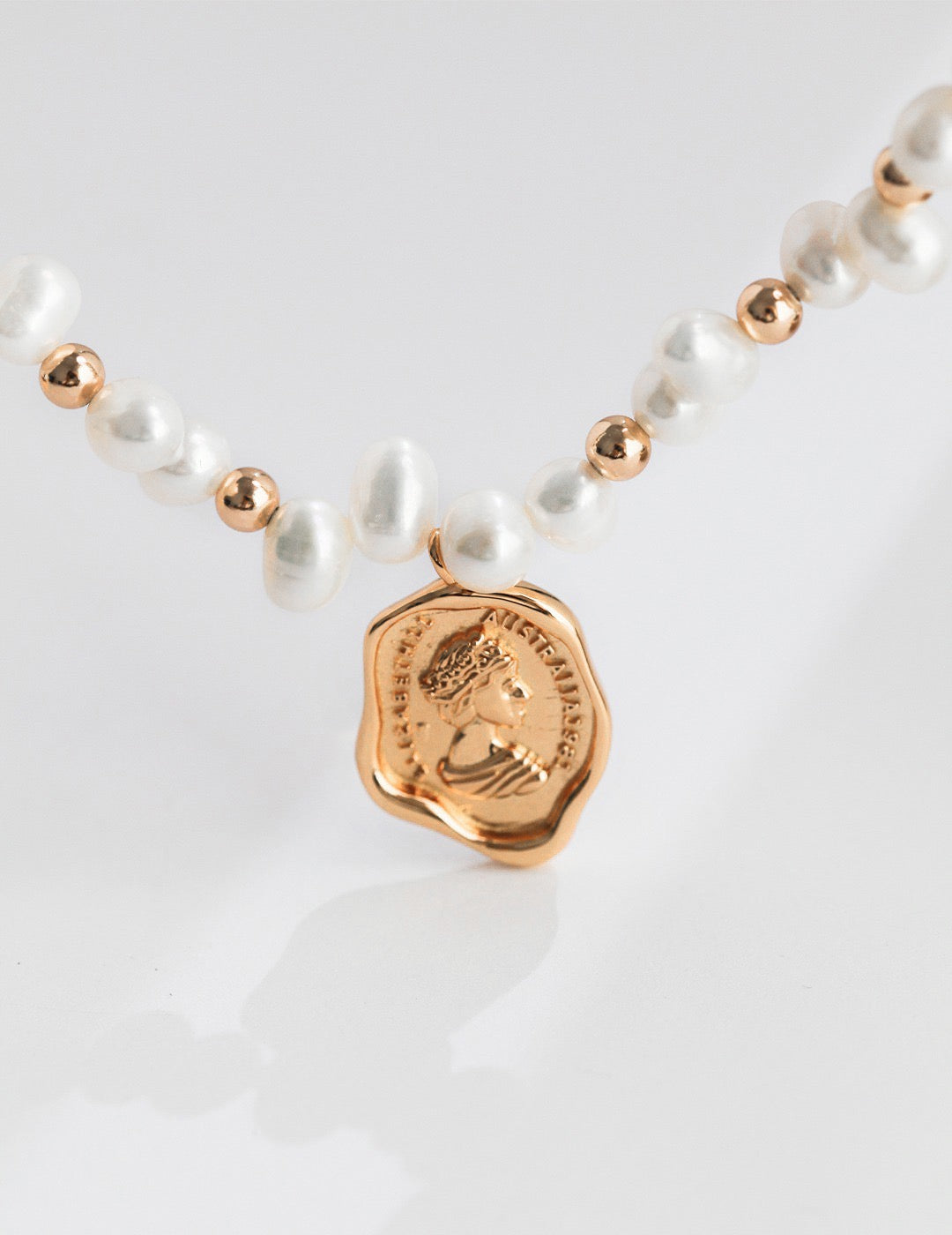 QUEEN | QUEEN'S CREST PEARL NECKLACE