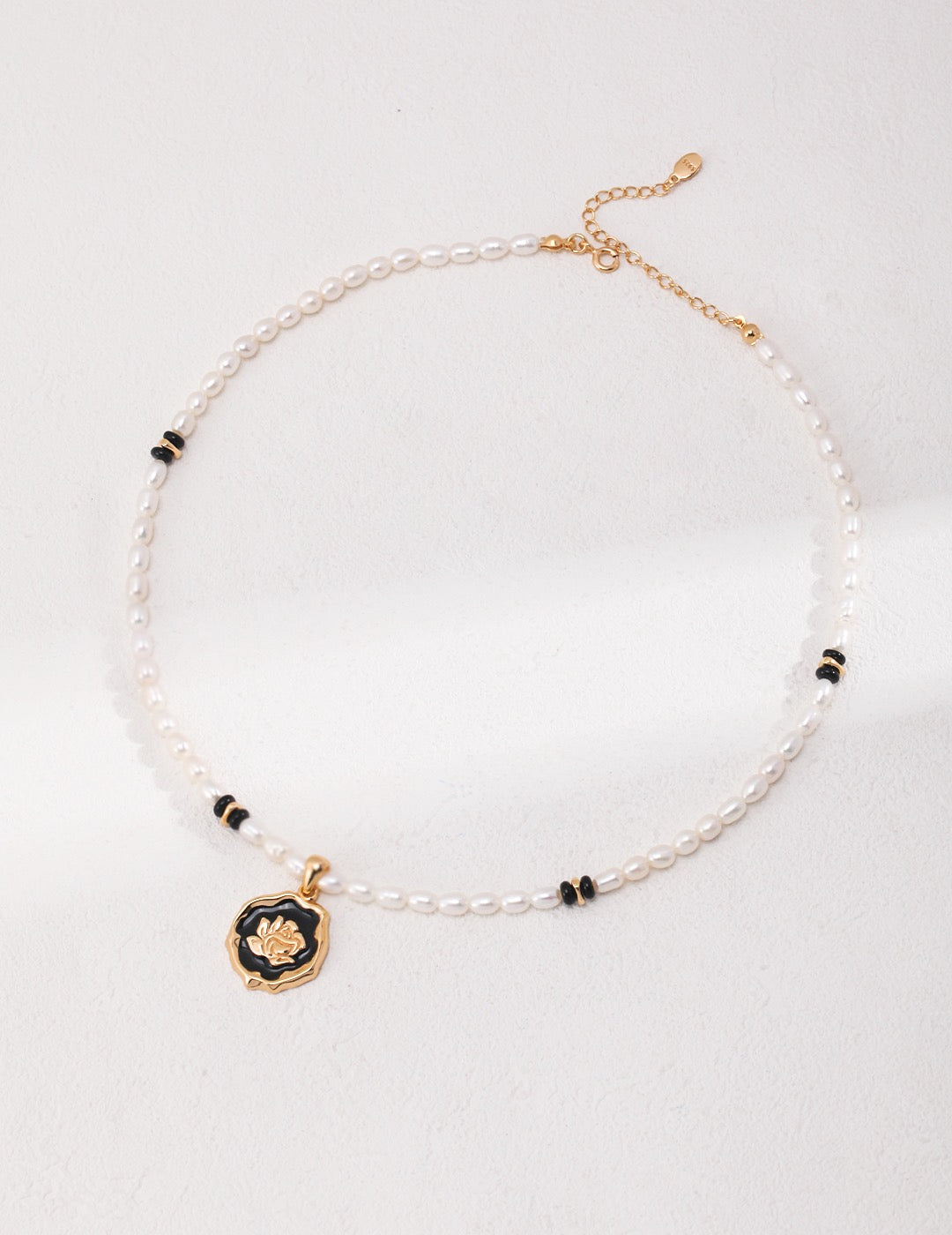 THE ROSE OF BLACK AGATE PEARL NECKLACE